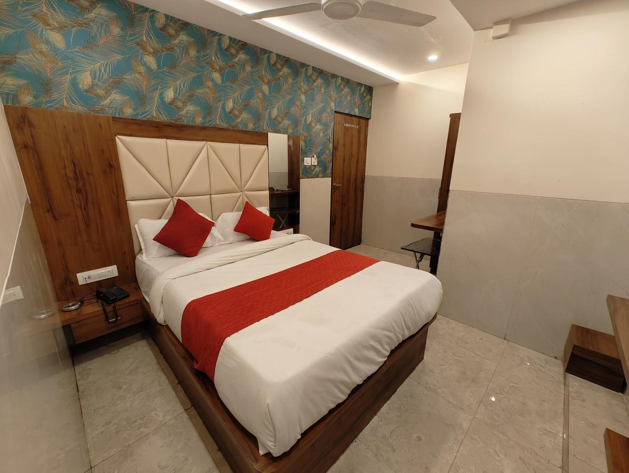 Dream Palace Residency - Near To Us Embassy Bkc Bombaj